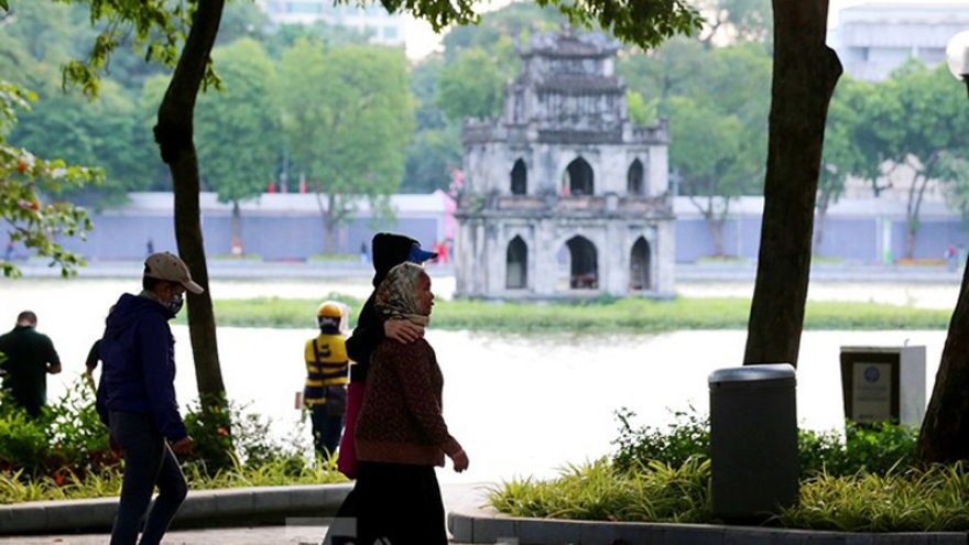 Hanoians bundle up as capital endures first cold period of the winter